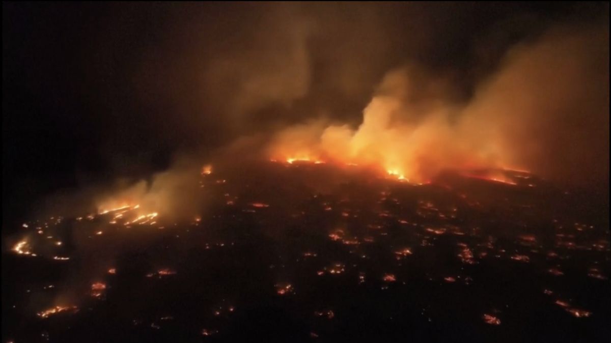 Video: Požár hnaný hurikánem ničí Havaj. Shořelo celé město